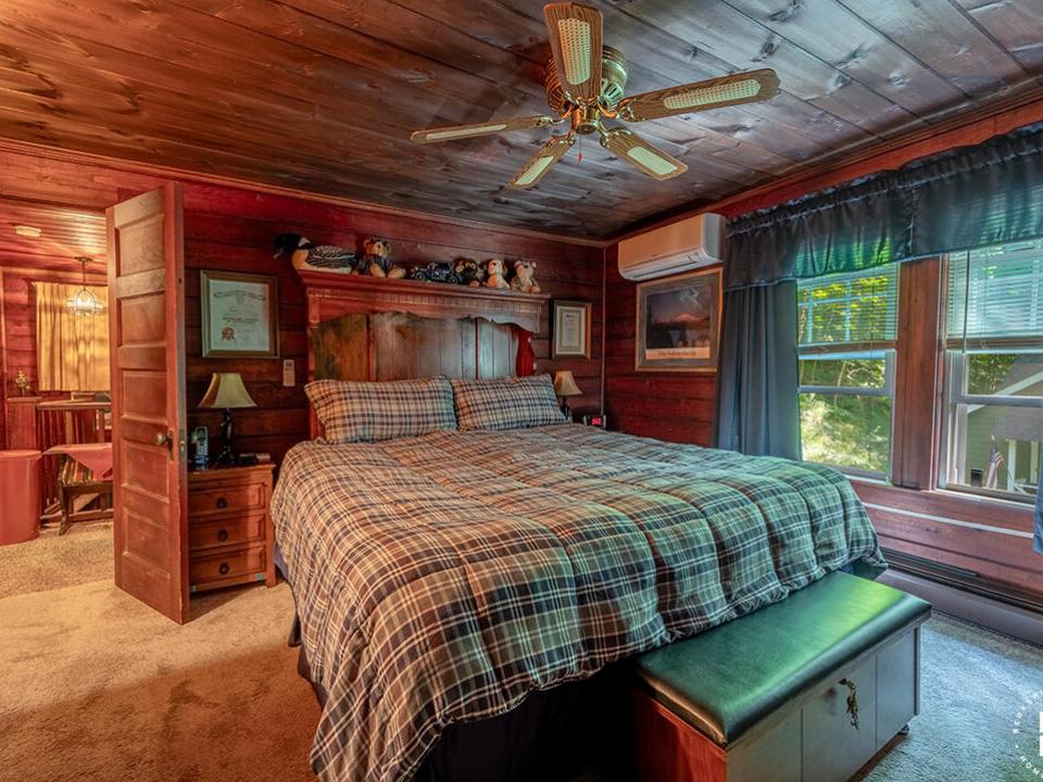 CharmingHomeOnMountainLane_Bedroom1