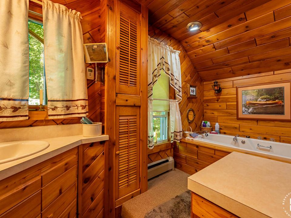 CharmingHomeOnMountainLane_Bathroom2