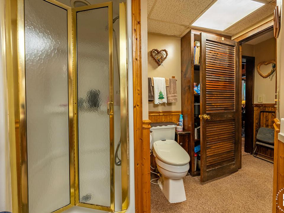 CharmingHomeOnMountainLane_Bathroom