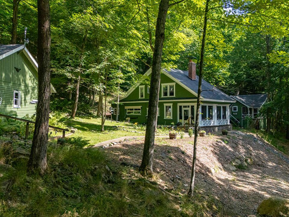 CharmingHomeOnMountainLane_A_MH_GC_Garag