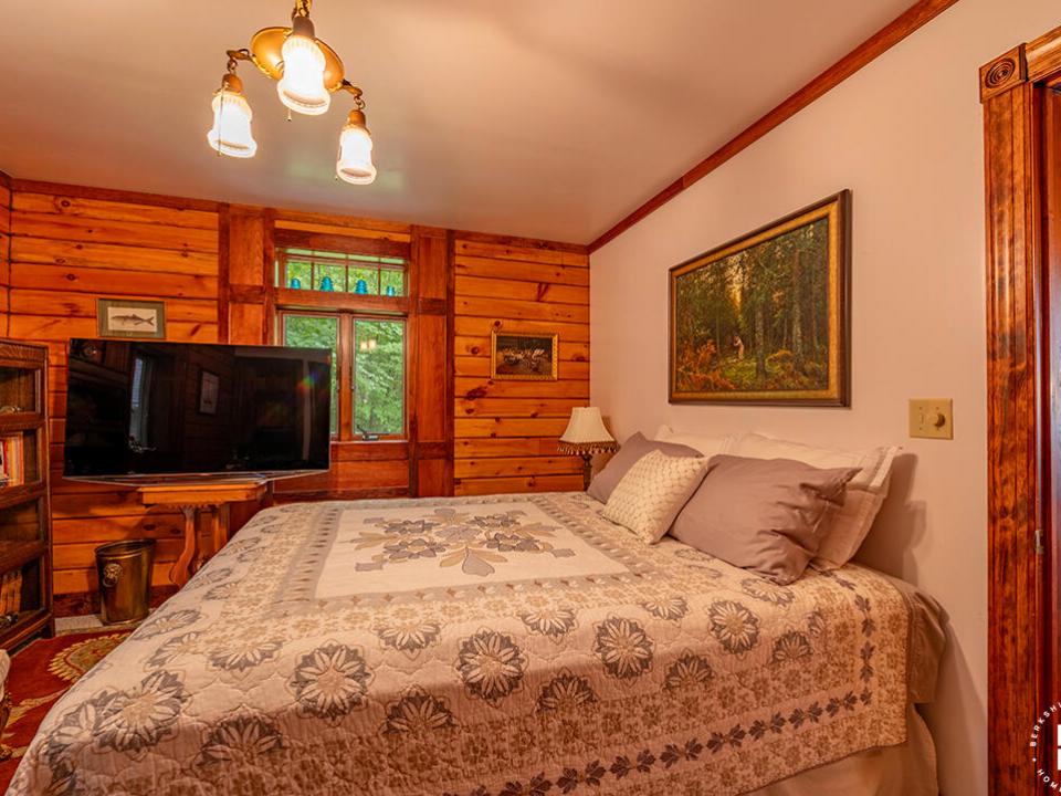AdirondackHomeOnRainbowLake_Bedroom_Main