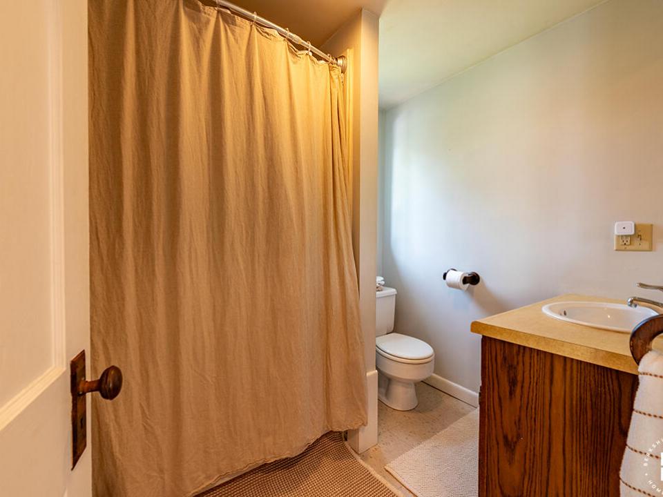 CharmingHomeInPiercefield_Bathroom