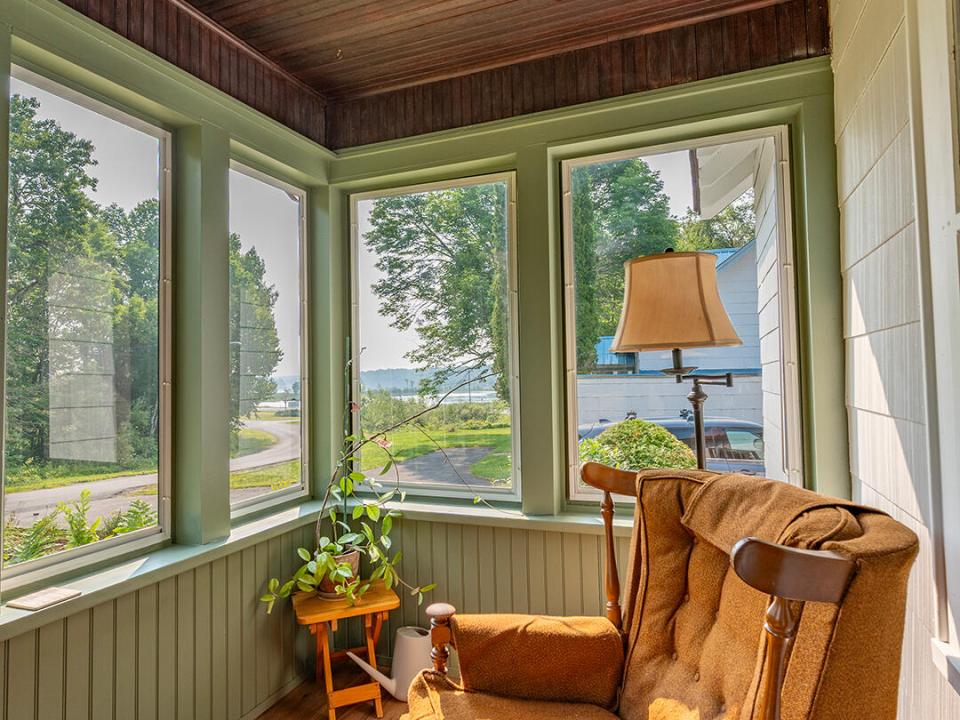 CharmingHomeInPiercefield_FrontPorch_R