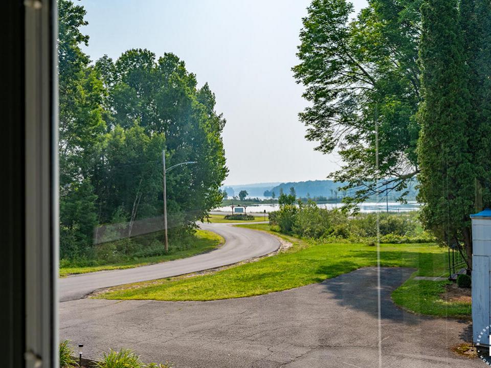 CharmingHomeInPiercefield_FrontPorch_Vie