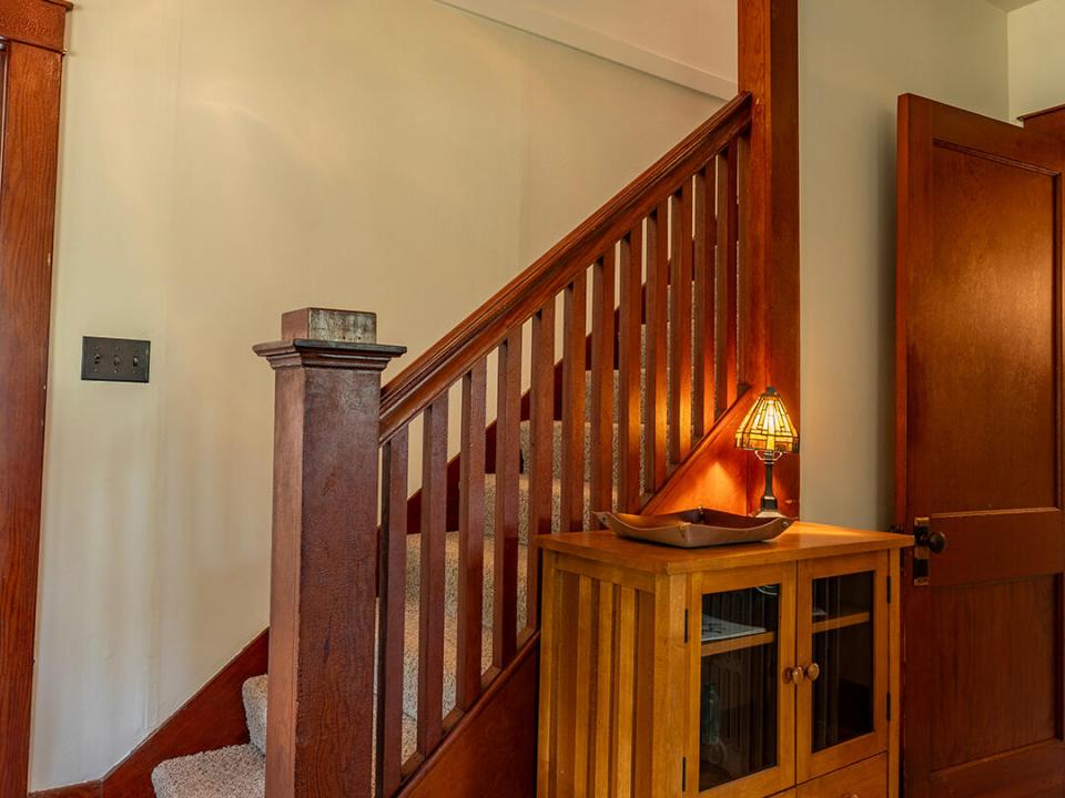 CharmingHomeInPiercefield_Stairway