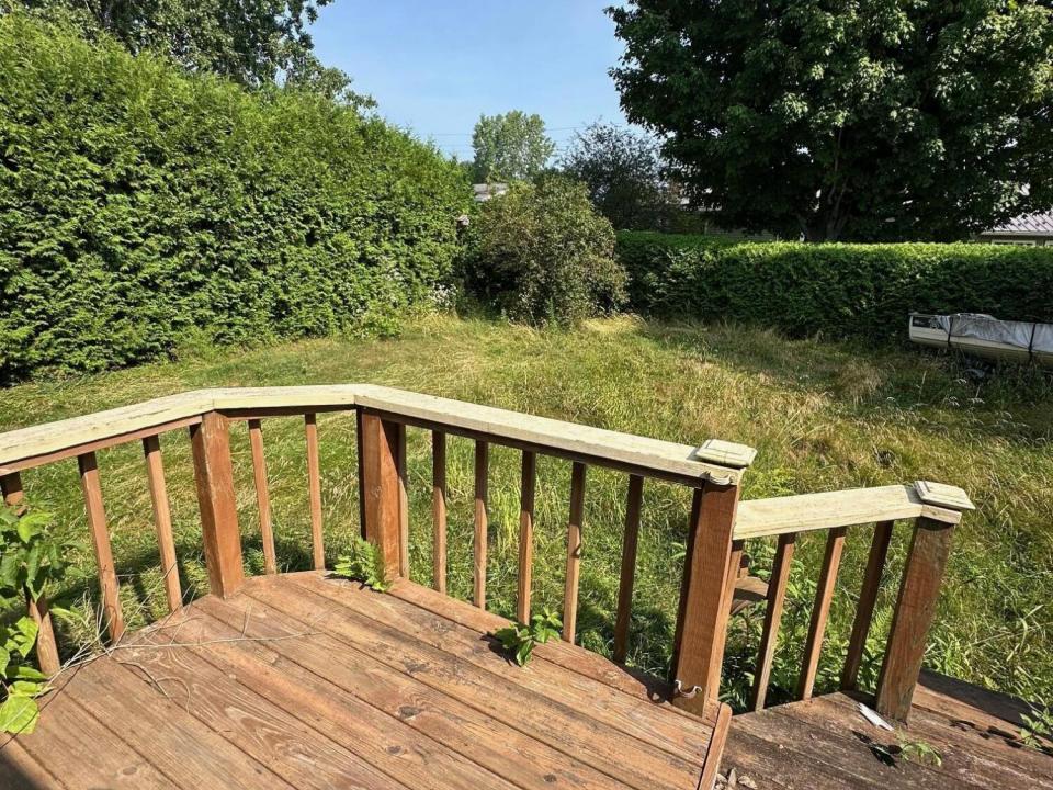 14 Columbus Dr yard