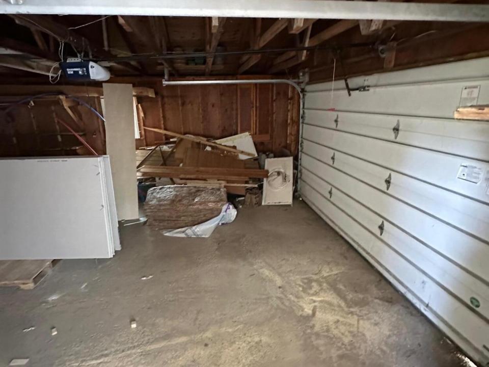 14 Columbus Dr garage