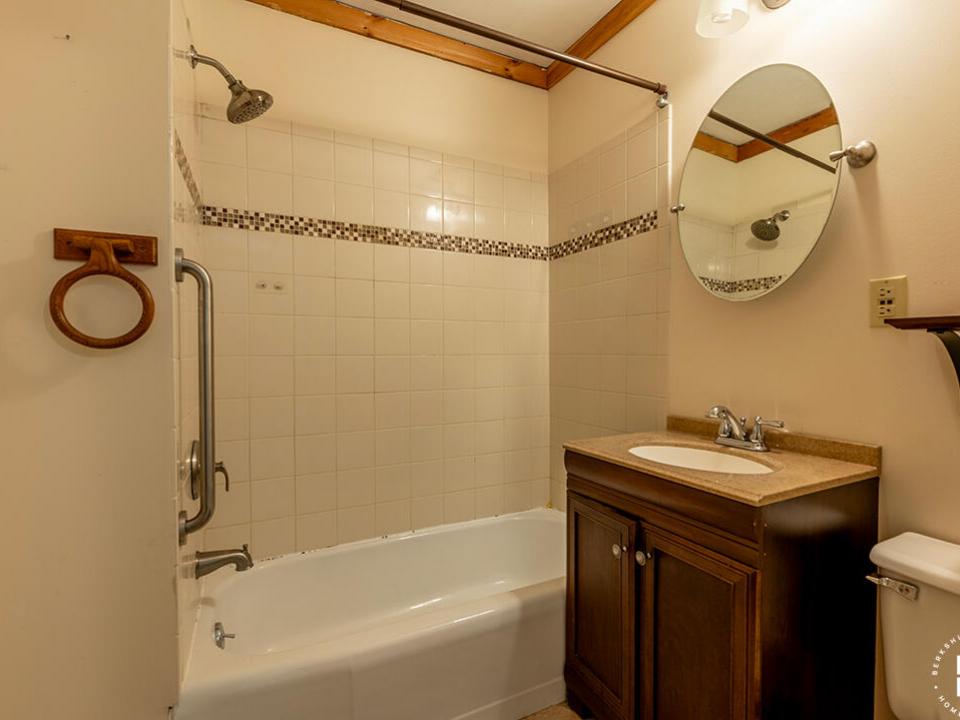 HomeInWilmington_Bathroom_Off_Bedroom2