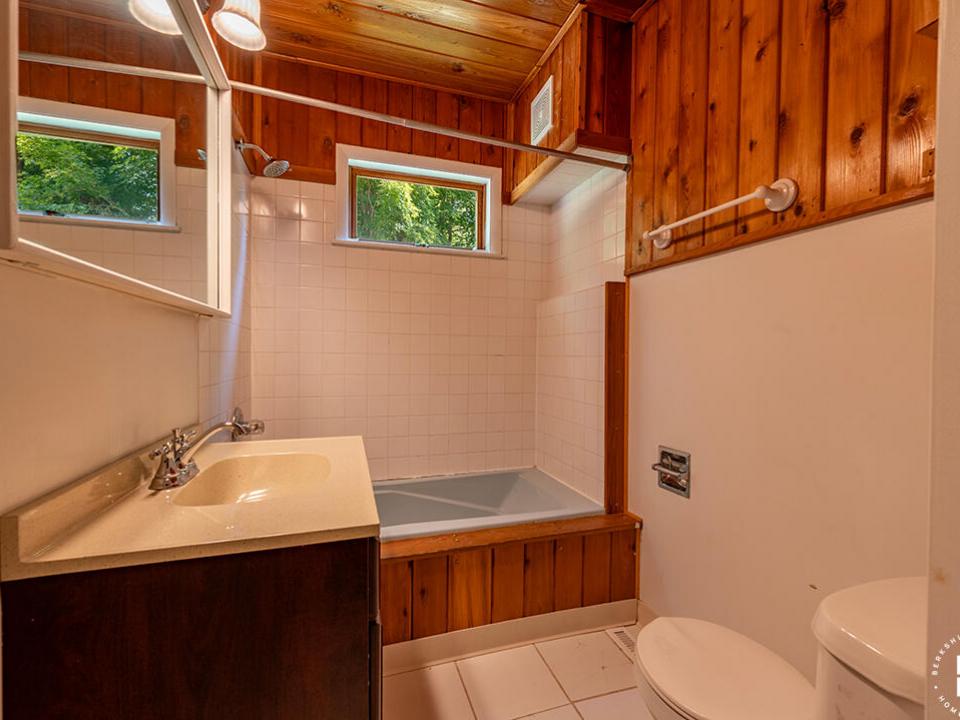 HomeInWilmington_Bathroom2