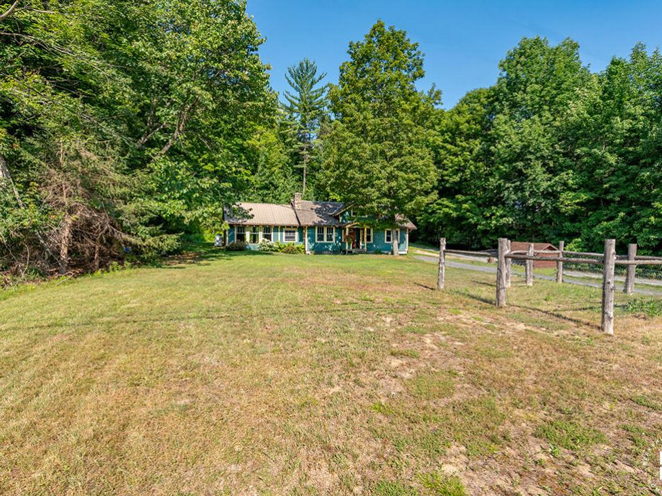 HomeInWilmington_Yard_To_Exterior