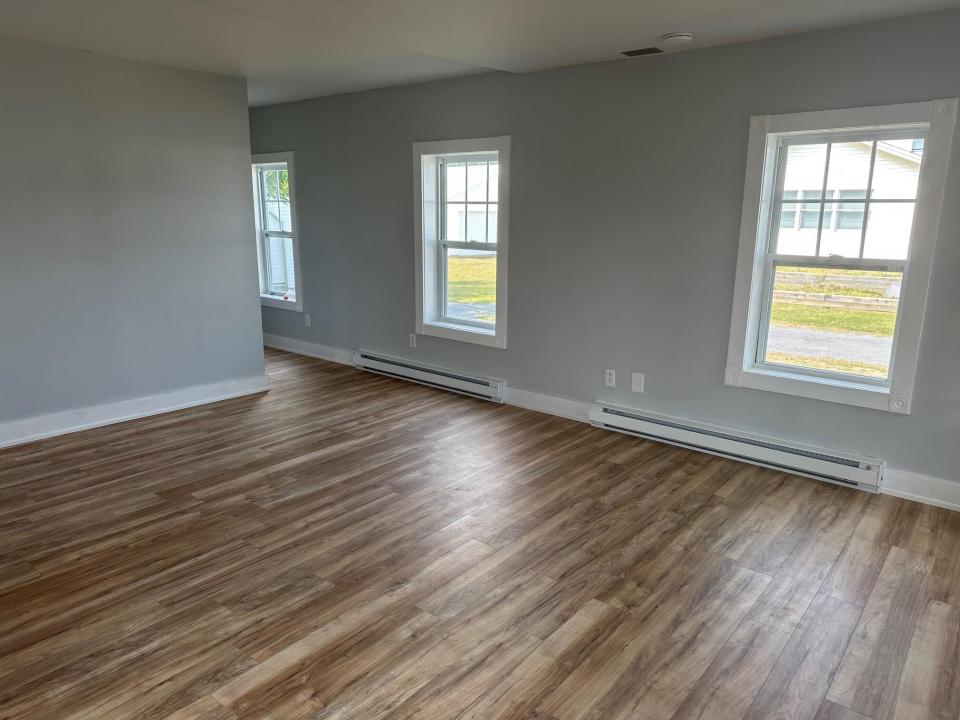 24 Riverside livingroom