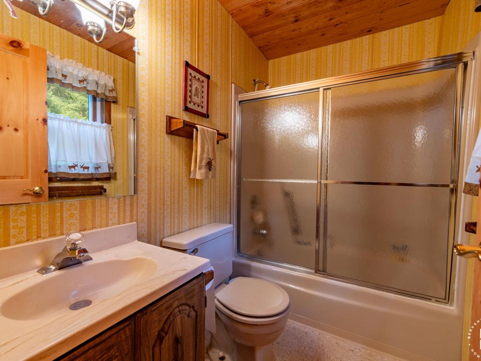 GilpinBayHomeOnUpperSaranac_Bathroom