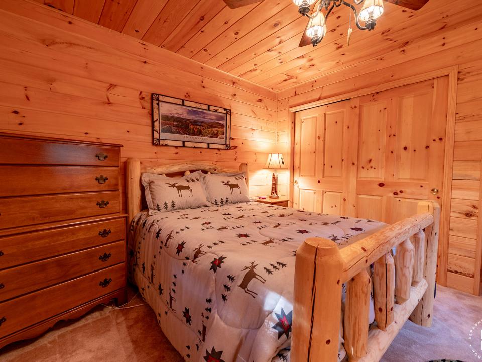 GilpinBayHomeOnUpperSaranac_Bedroom1_Clo