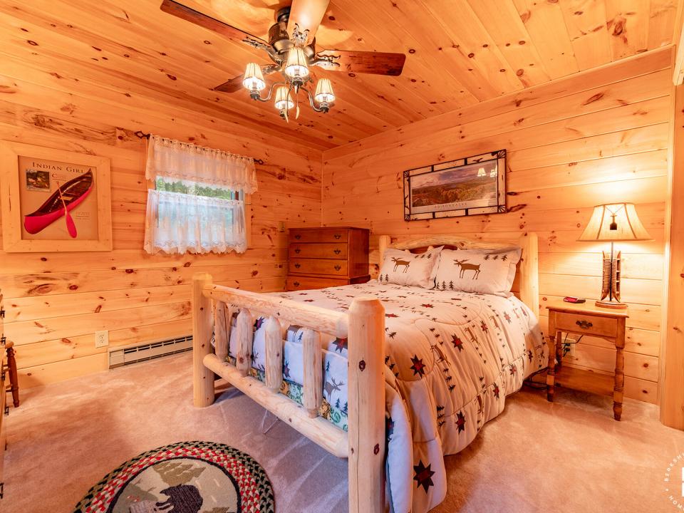 GilpinBayHomeOnUpperSaranac_Bedroom1