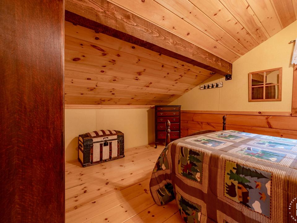 GilpinBayHomeOnUpperSaranac_Bedroom2_Fro