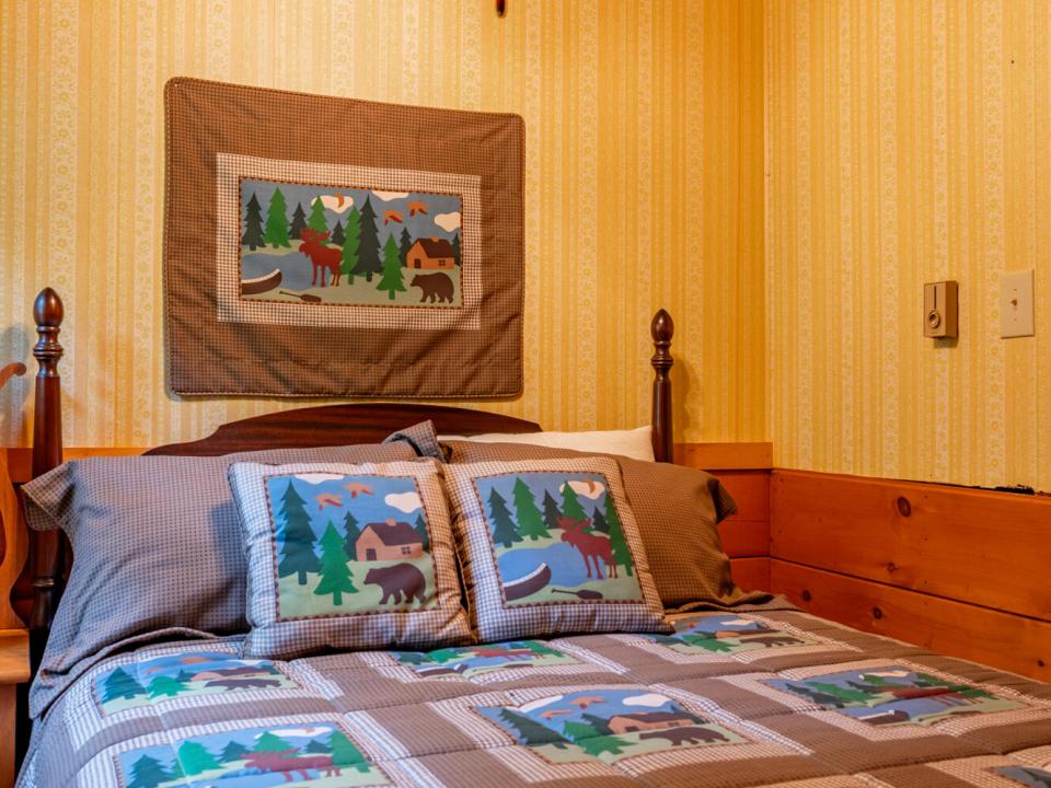 GilpinBayHomeOnUpperSaranac_Bedroom2_V