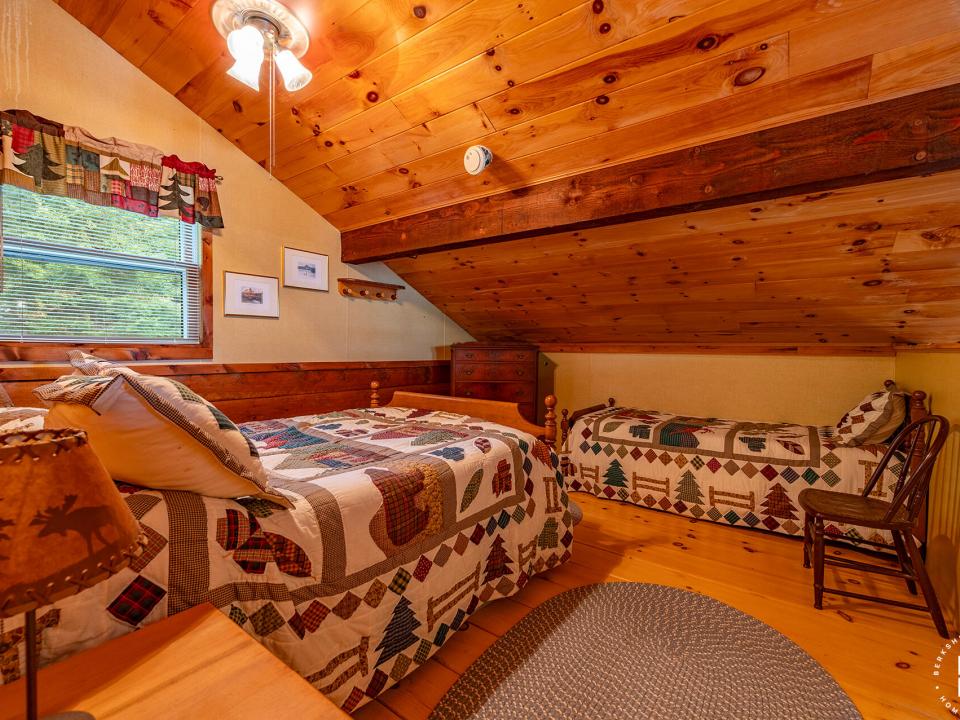 GilpinBayHomeOnUpperSaranac_Bedroom3_Doo