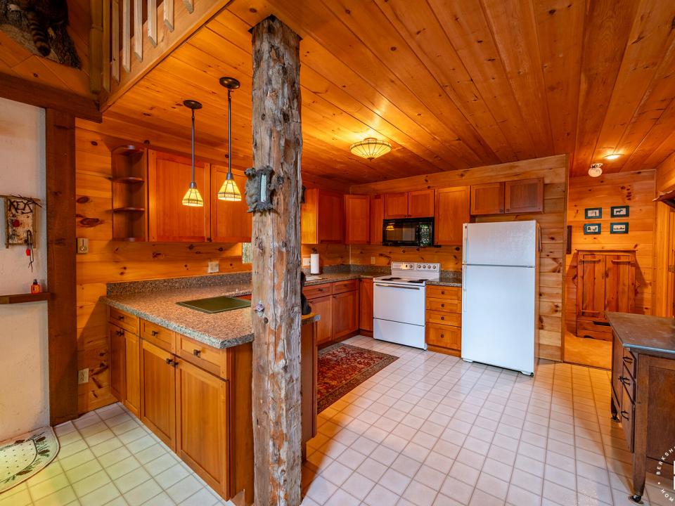 GilpinBayHomeOnUpperSaranac_Kitchen_Bar