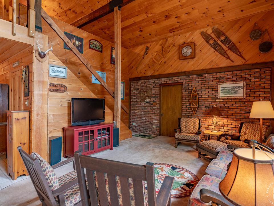 GilpinBayHomeOnUpperSaranac_LR