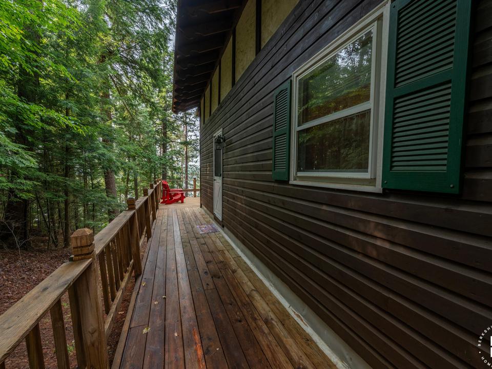 GilpinBayHomeOnUpperSaranac_SideDeck