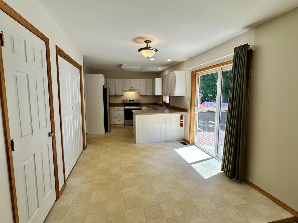 Pantry, eat-in, basement access