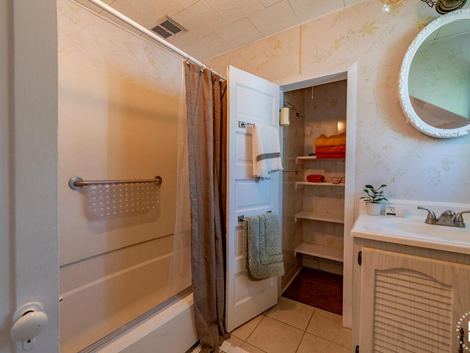 KeeneValleyHomeOnAdirondack_Bathroom_Sho