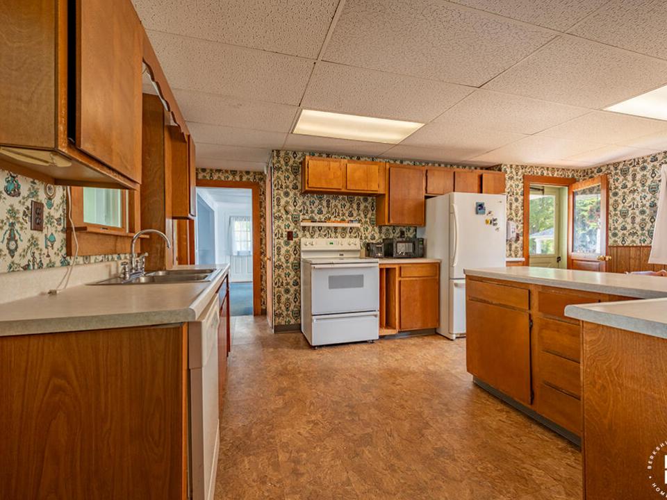 KeeneValleyHomeOnAdirondack_Kitchen_Stov