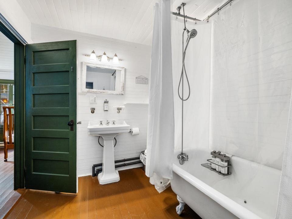 Iroquois_FullBath6