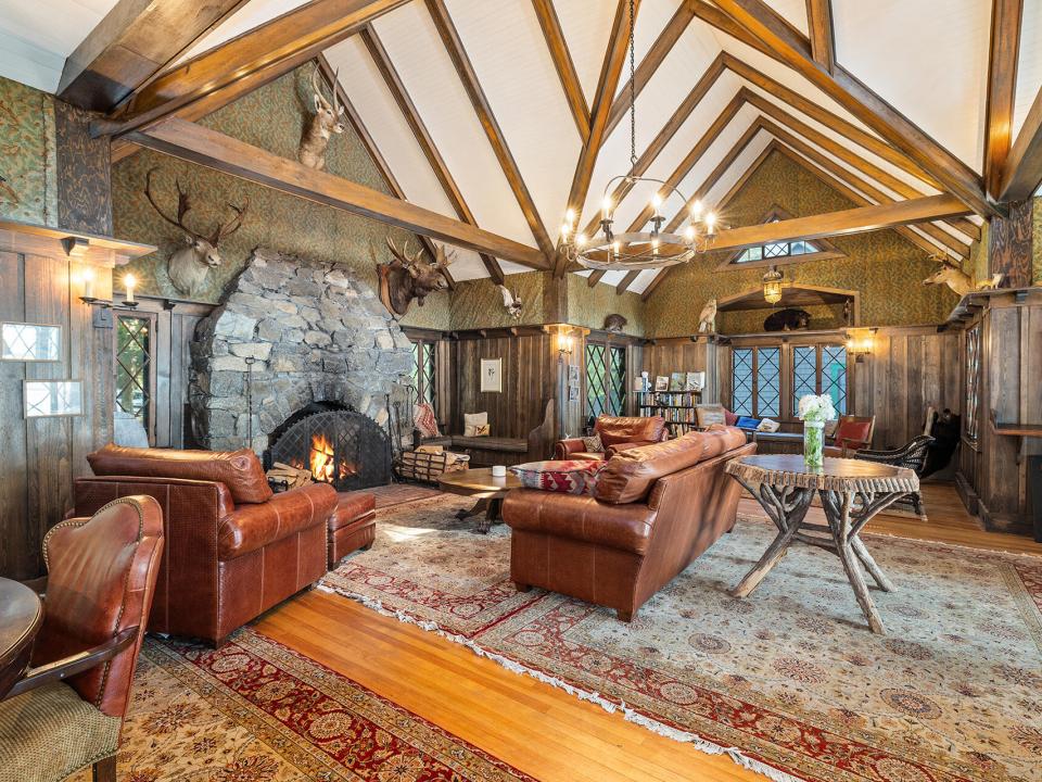 Iroquois_LivingRoom