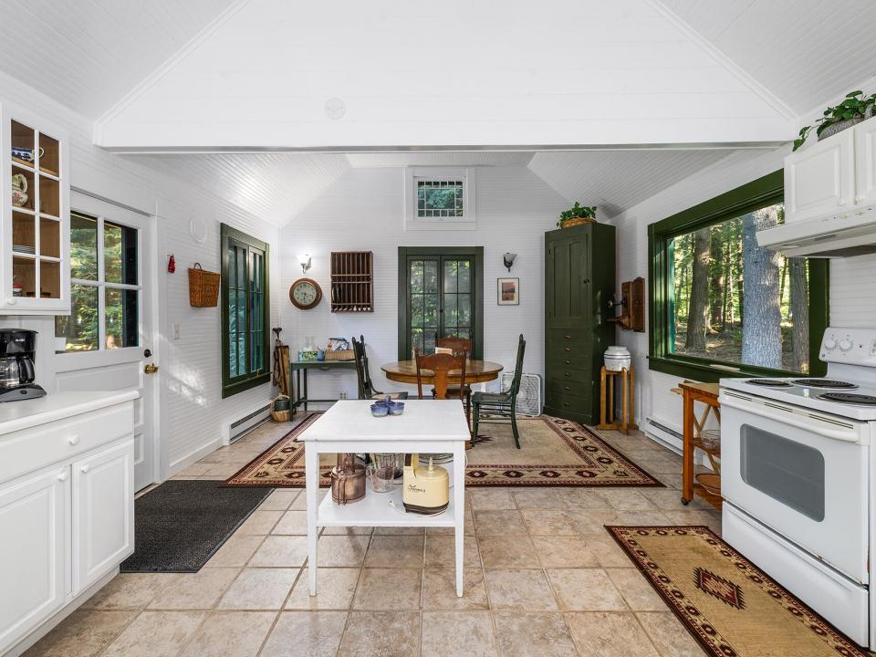 Iroquois_Main-Kitchen
