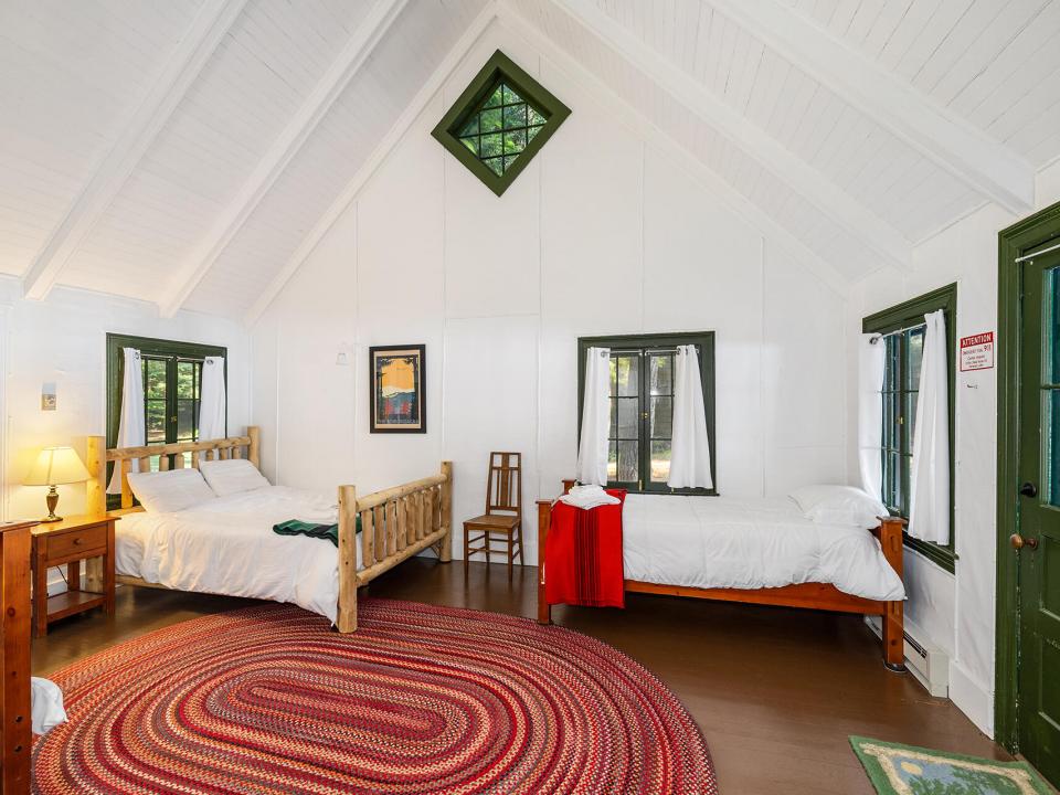 Iroquois_Bedroom2