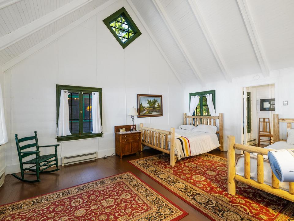 Iroquois_Bedroom3