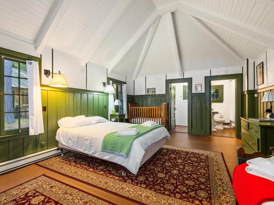 Iroquois_Bedroom6