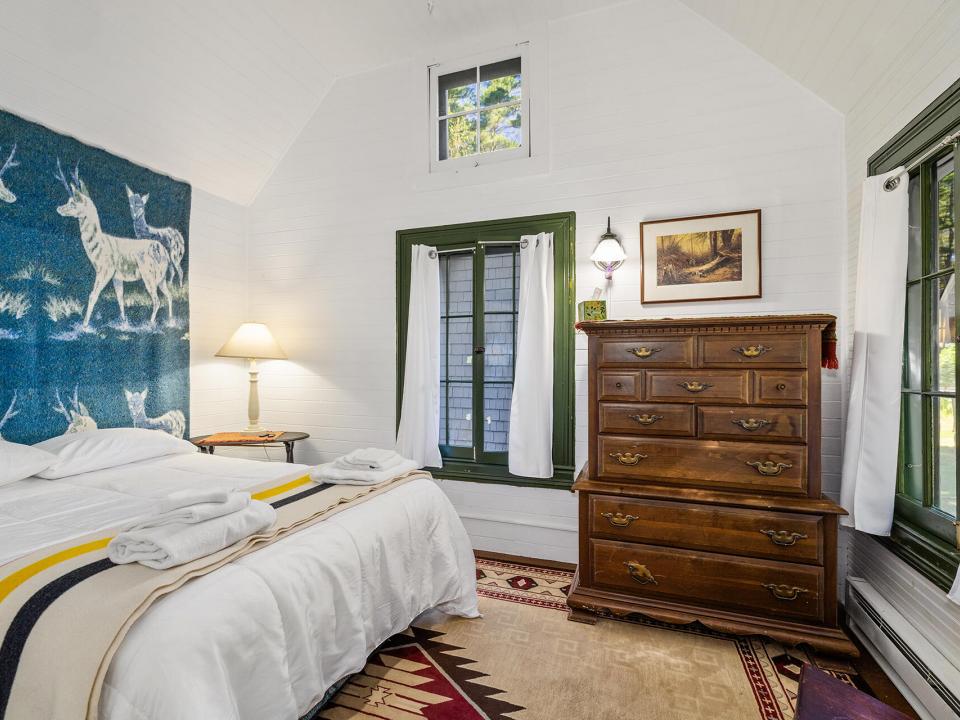 Iroquois_Bedroom8