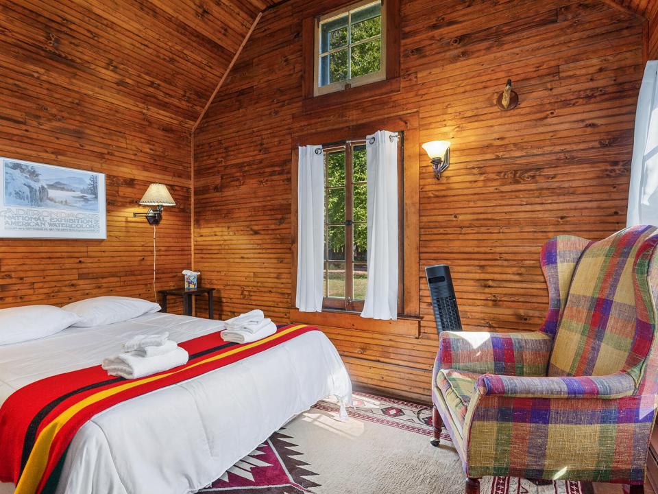 Iroquois_Bedroom11