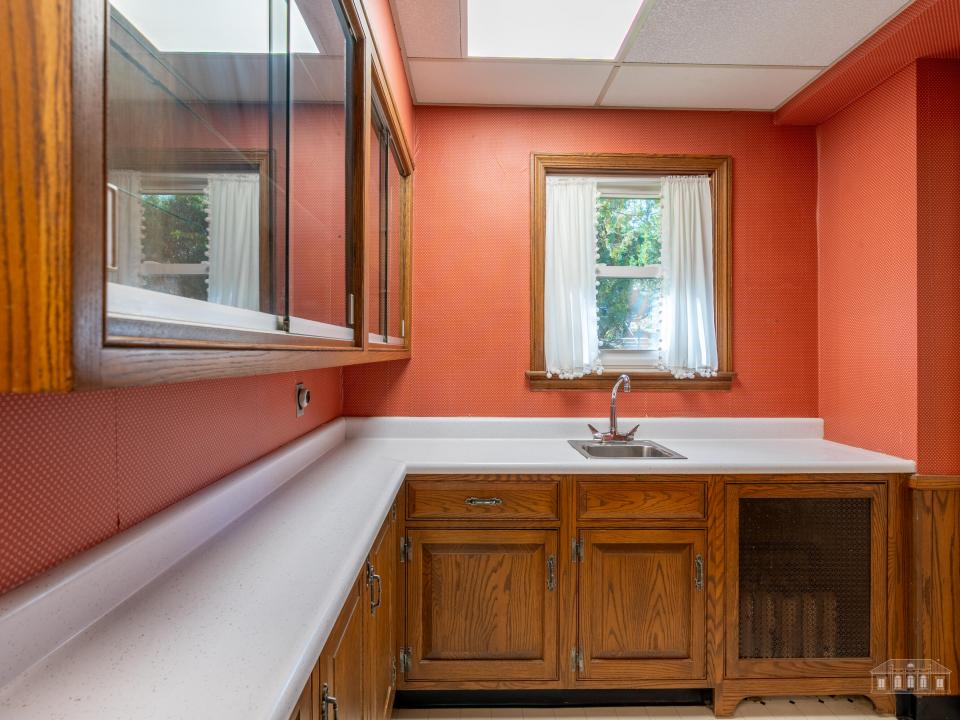 58 Interlaken Ave LP-42