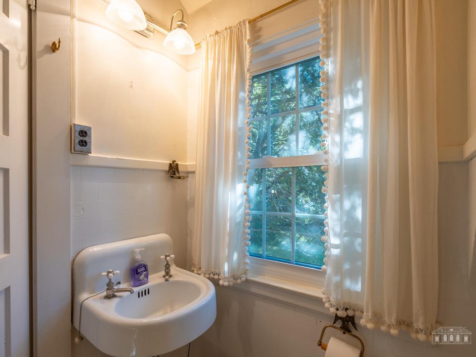 58 Interlaken Ave LP-64