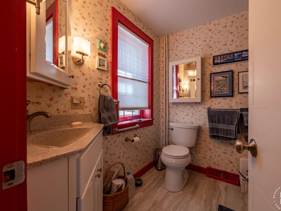 EssexHomeWithLakeViews_Bathroom1_Vanity