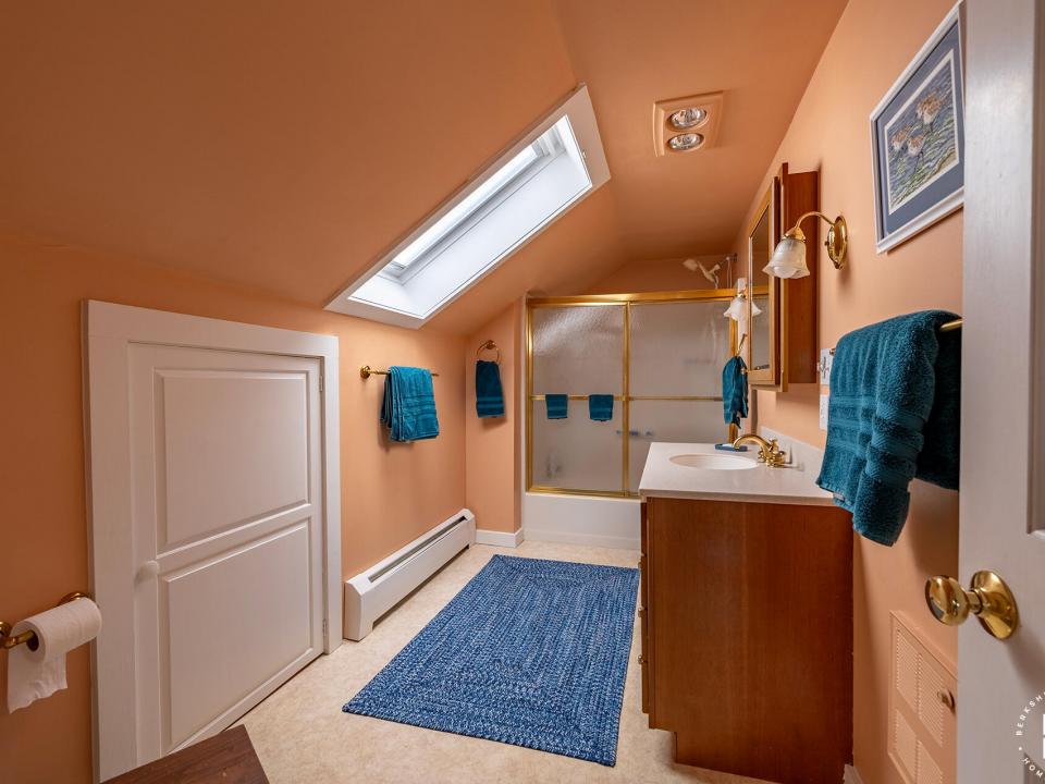 EssexHomeWithLakeViews_Bathroom2