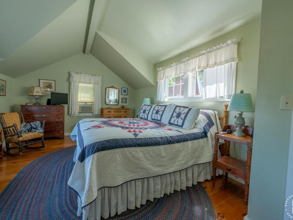 EssexHomeWithLakeViews_Bedroom1