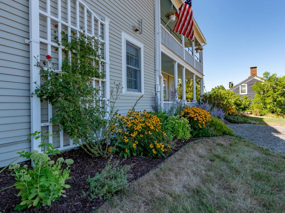 EssexHomeWithLakeViews_FrontYard_Garden_
