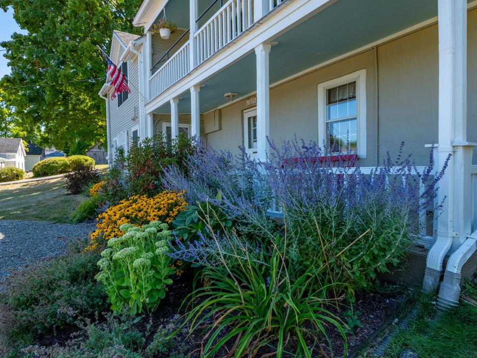 EssexHomeWithLakeViews_FrontYard_Garden_