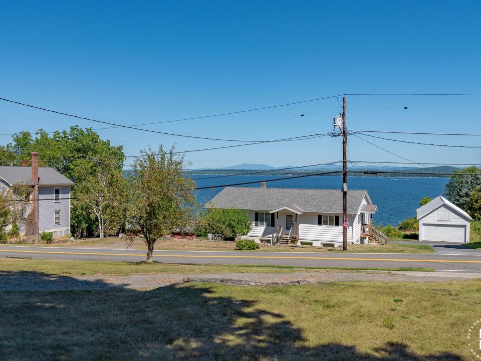 EssexHomeWithLakeViews_FrontYard_View