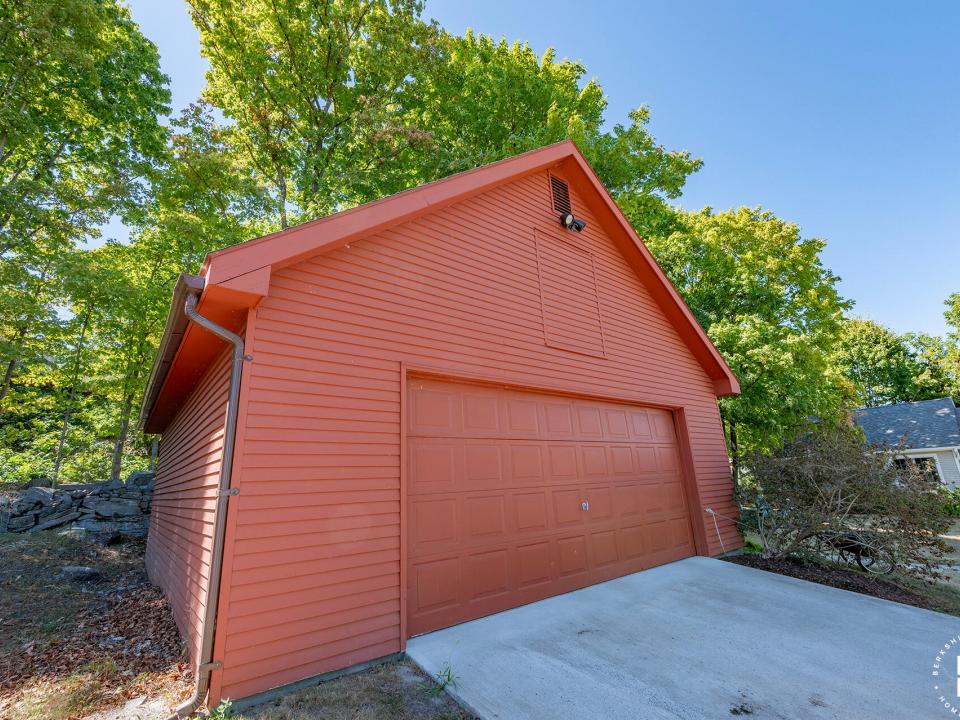 EssexHomeWithLakeViews_Garage