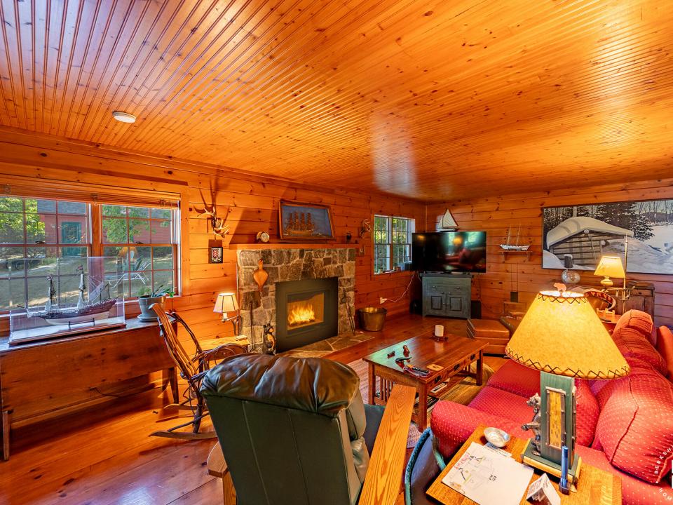 EssexHomeWithLakeViews_GR_L