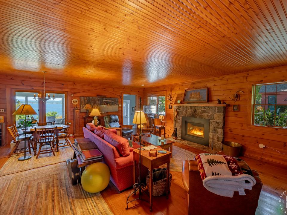 EssexHomeWithLakeViews_GR_R