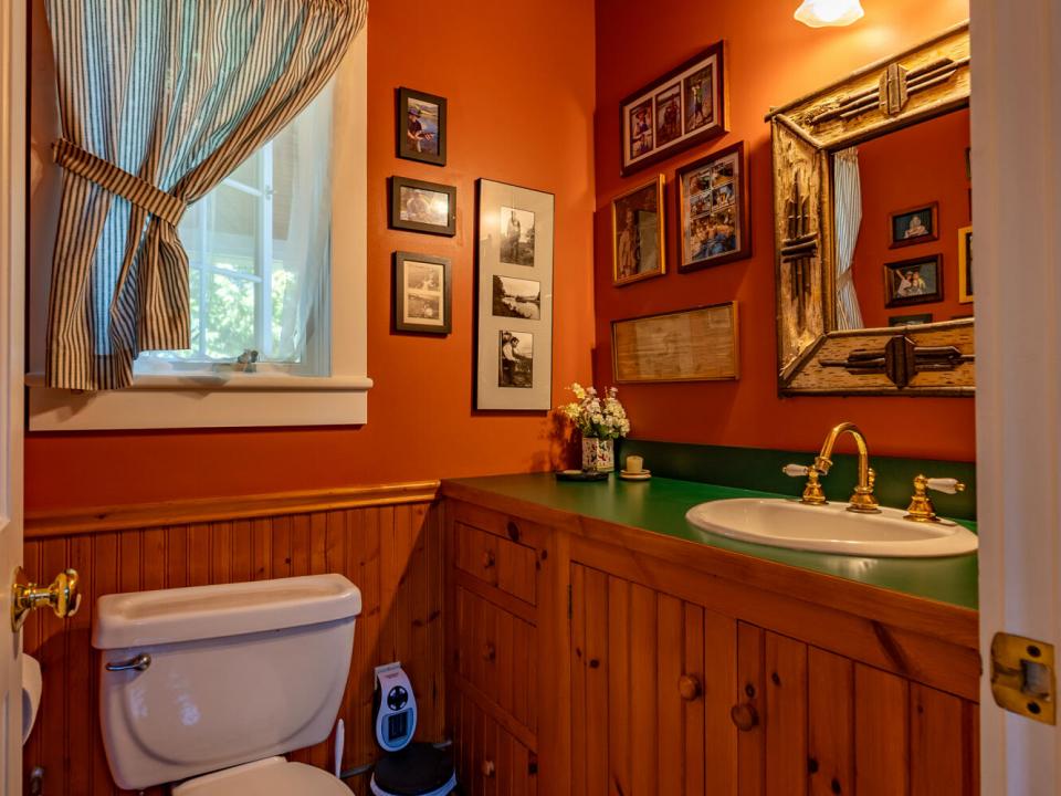 EssexHomeWithLakeViews_HalfBath