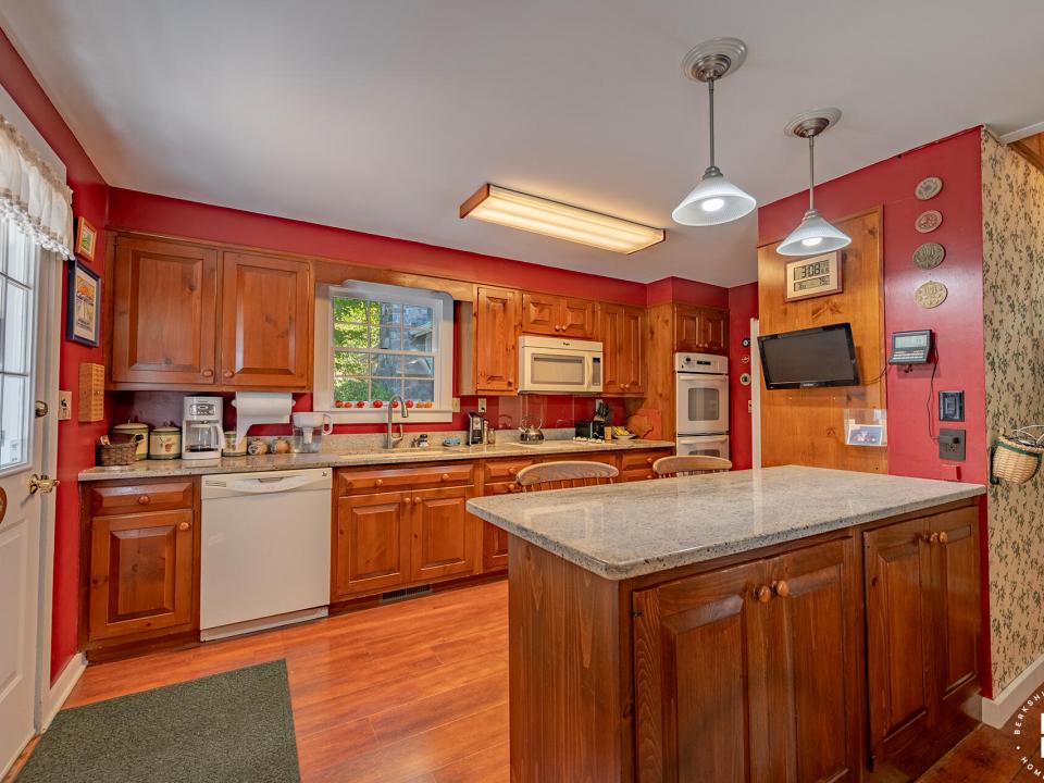 EssexHomeWithLakeViews_Kitchen_Breakfast