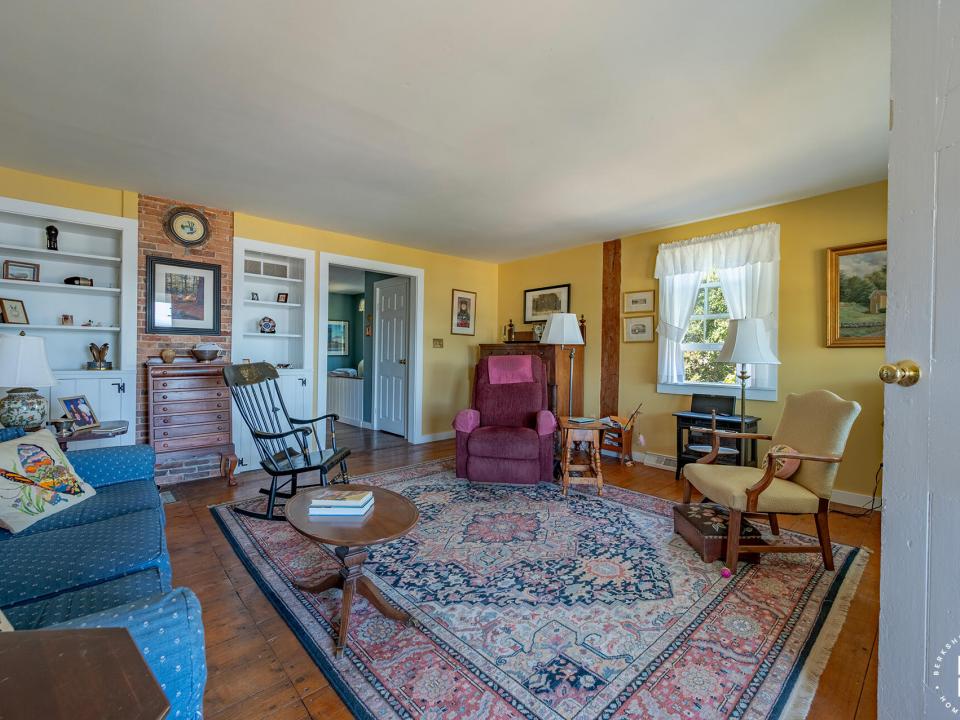 EssexHomeWithLakeViews_LivingRoom_Chairs