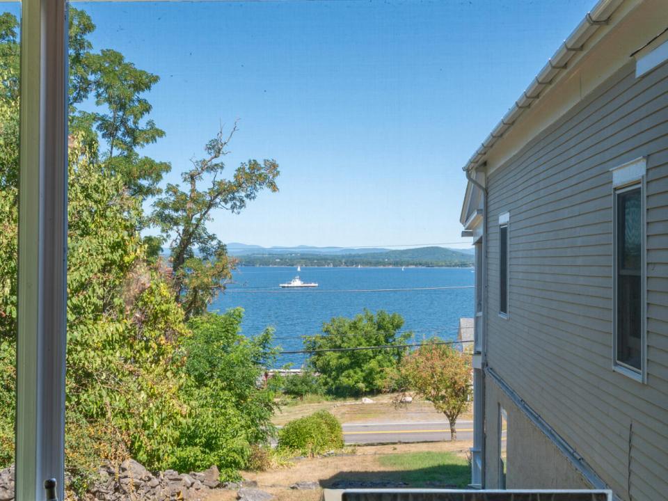 EssexHomeWithLakeViews_ScreenedPorch_Vie